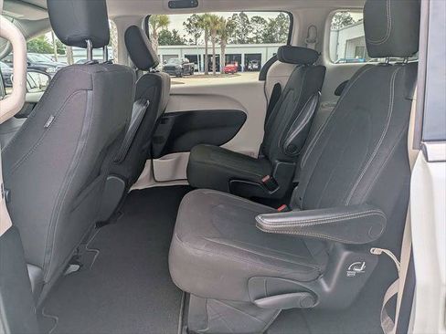 Certified 2022 Chrysler Voyager LX FWD image 14