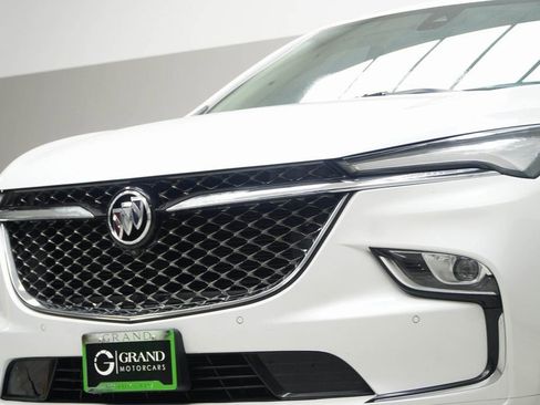 Used 2023 Buick Enclave Avenir image 2