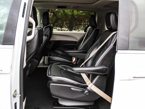 Used 2023 Chrysler Pacifica Limited FWD image 15