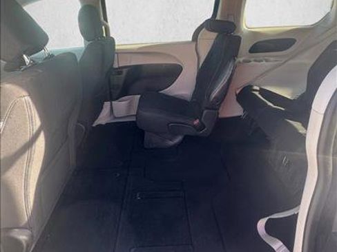 Used 2022 Chrysler Voyager LX image 14