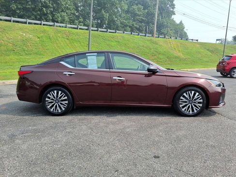 Used 2024 Nissan Altima 2.5 SV FWD image 2