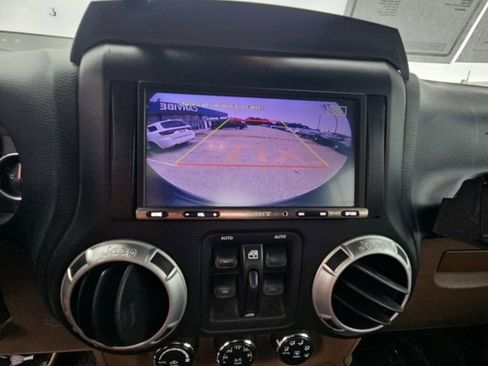 Used 2013 Jeep Wrangler Unlimited Rubicon w/ Connectivity Group AWD/4WD image 17