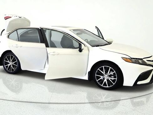 Used 2024 Toyota Camry SE w/ Cold Weather Package FWD image 7