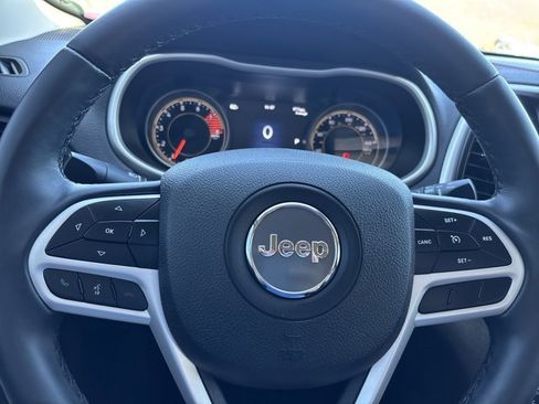 Used 2018 Jeep Cherokee Trailhawk image 23