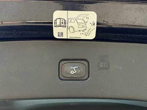 Used 2019 Ford Edge Titanium FWD image 12