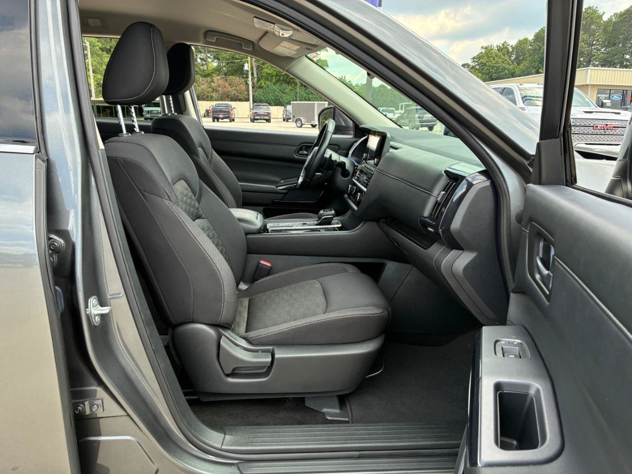 Used 2024 Nissan Pathfinder SV FWD image 14