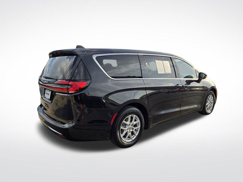 Used 2023 Chrysler Pacifica Touring-L FWD image 3