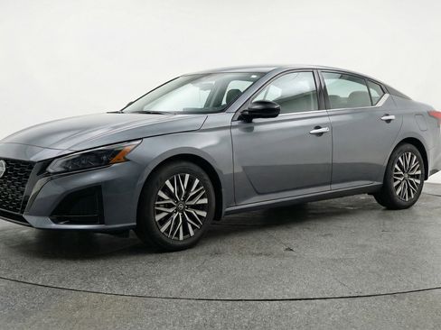 Used 2025 Nissan Altima 2.5 SV image 3