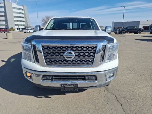 Used 2018 Nissan Titan SV image 5
