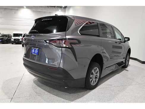Used 2023 Toyota Sienna LE FWD image 6