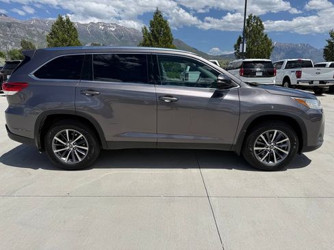 Used 2019 Toyota Highlander XLE AWD/4WD image 2