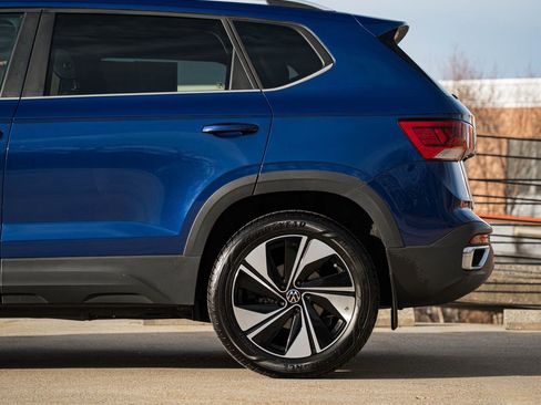 Certified 2023 Volkswagen Taos SE image 4