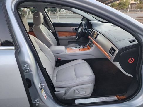 Used 2010 Jaguar XF Luxury RWD image 11