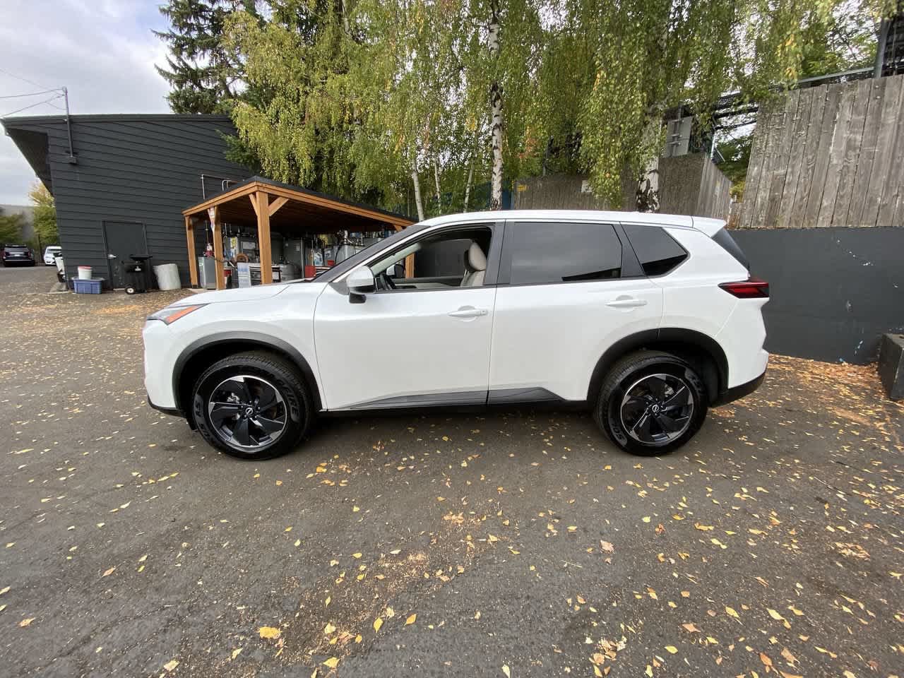 Used 2025 Nissan Rogue SV AWD/4WD image 3