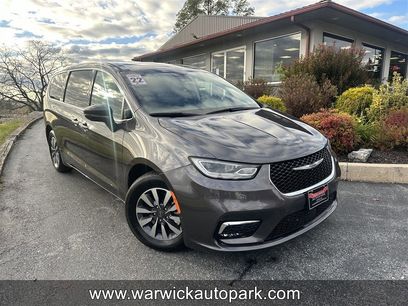 Used 2022 Chrysler Pacifica Touring-L w/ Uconnect Theater Family Group
