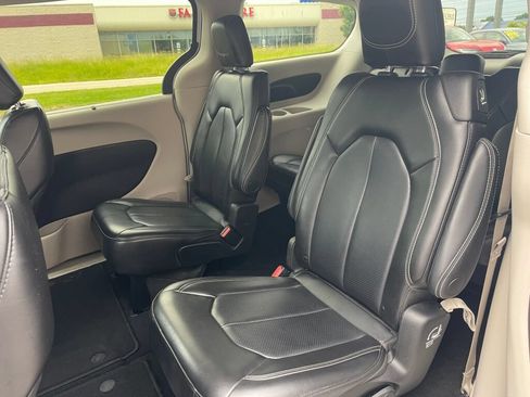 Used 2023 Chrysler Pacifica Touring-L FWD image 22