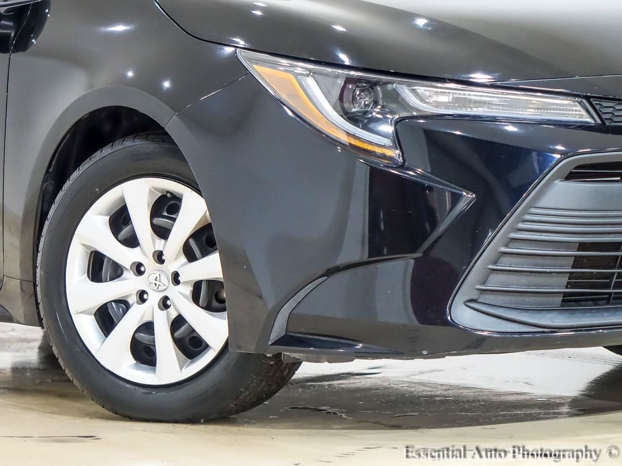 Used 2023 Toyota Corolla LE FWD image 3