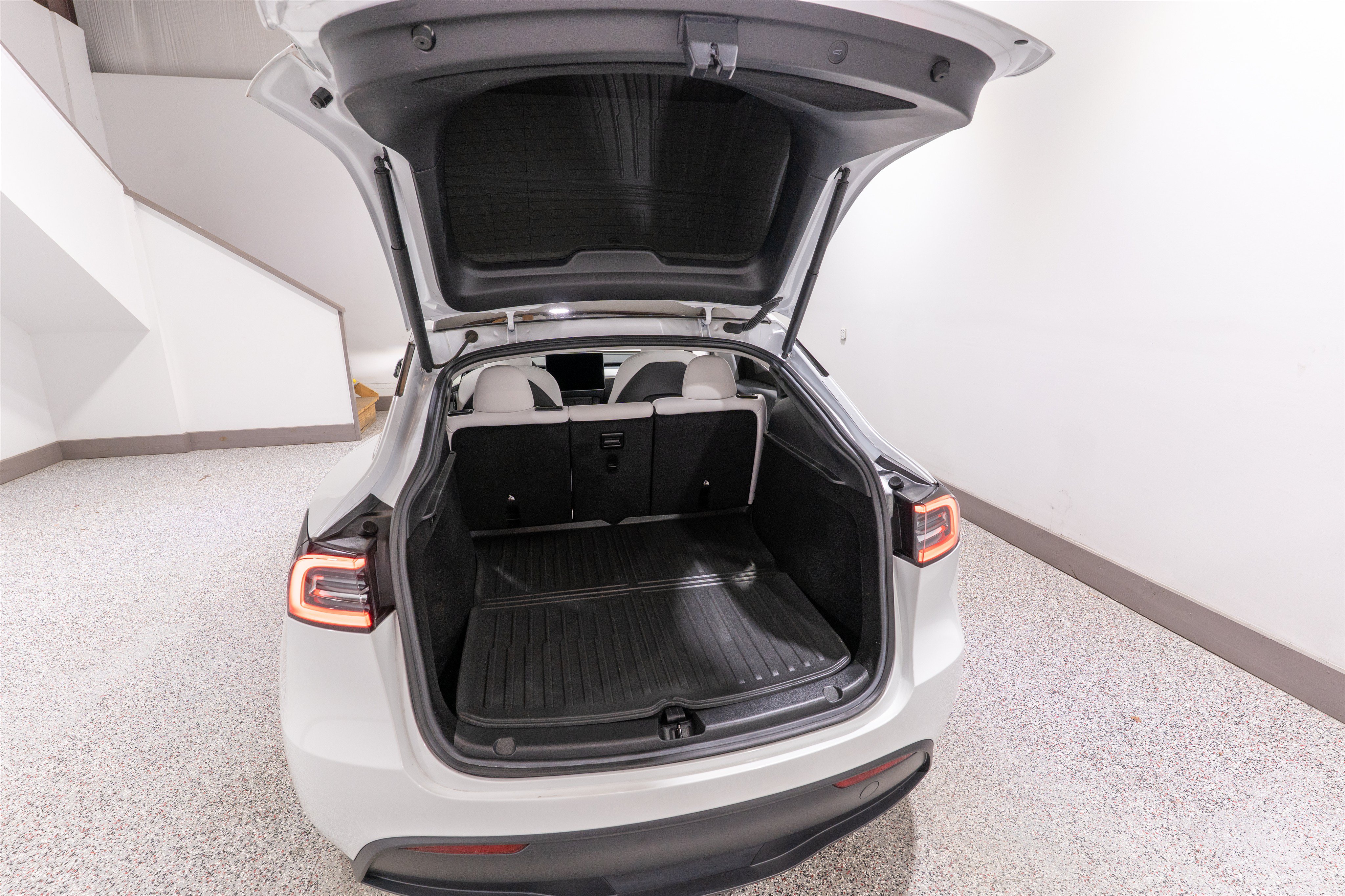 Used 2024 Tesla Model Y Long Range RWD image 29
