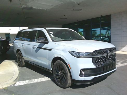 Used 2026 Lincoln Navigator L Reserve w/ Jet Appearance Package AWD/4WD image 1