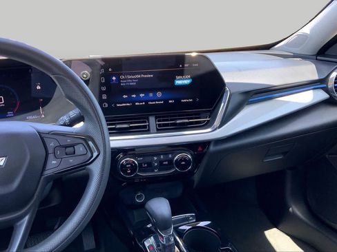 Used 2025 Chevrolet Trax LT FWD image 7