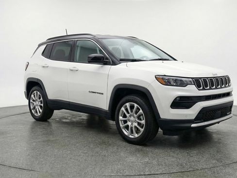 Used 2025 Jeep Compass Limited image 1