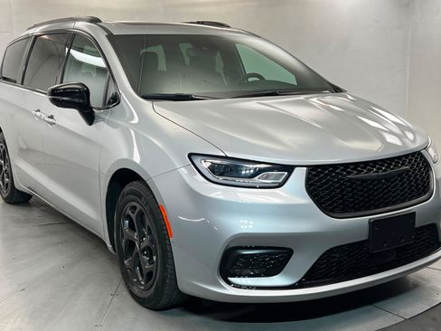 Used 2024 Chrysler Pacifica Premium FWD image 8