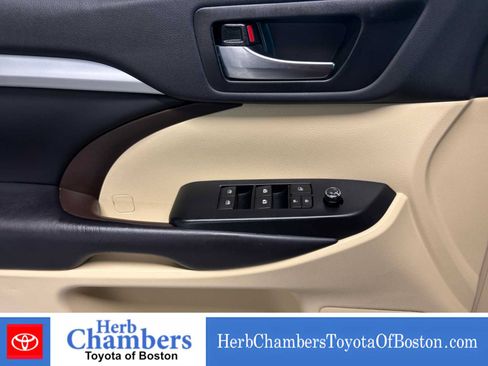 Used 2019 Toyota Highlander XLE AWD/4WD image 16