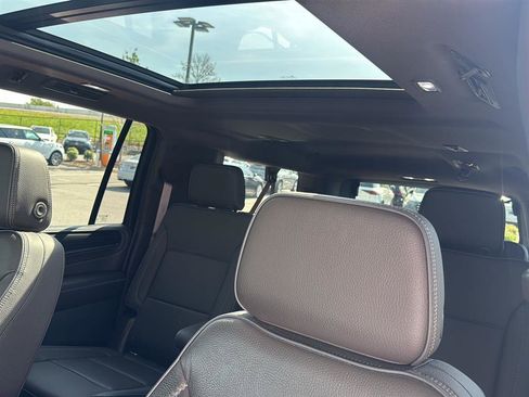Used 2021 GMC Yukon XL Denali w/ Denali Premium Package image 9