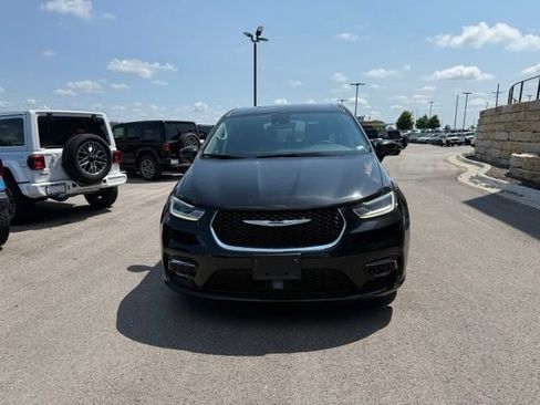 Used 2023 Chrysler Pacifica Touring-L FWD image 8
