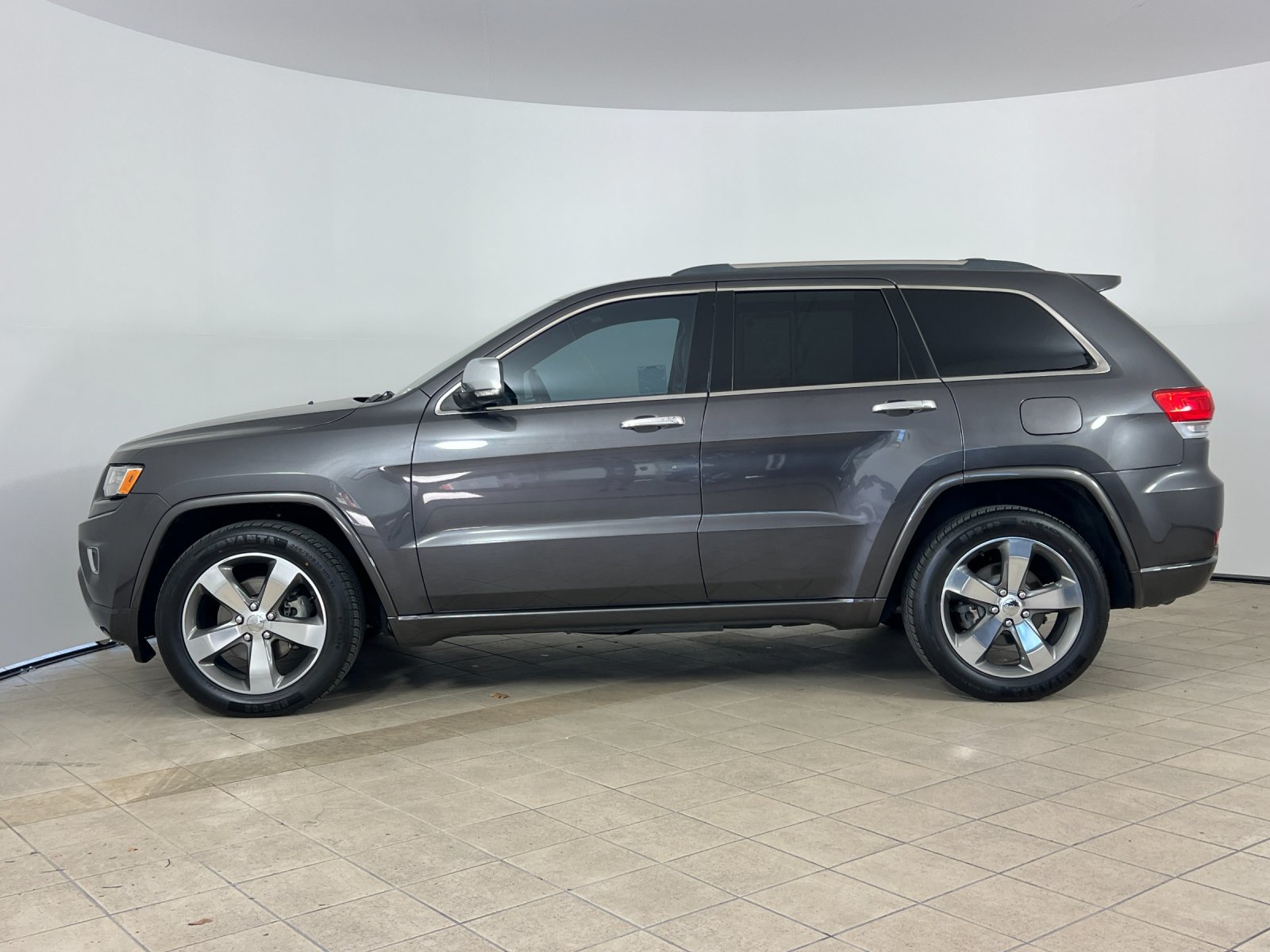 Used 2015 Jeep Grand Cherokee Overland RWD image 3