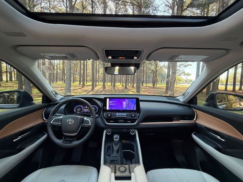 Used 2024 Toyota Grand Highlander AWD image 2