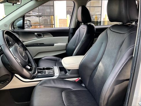 Used 2023 Kia Carnival LX image 8