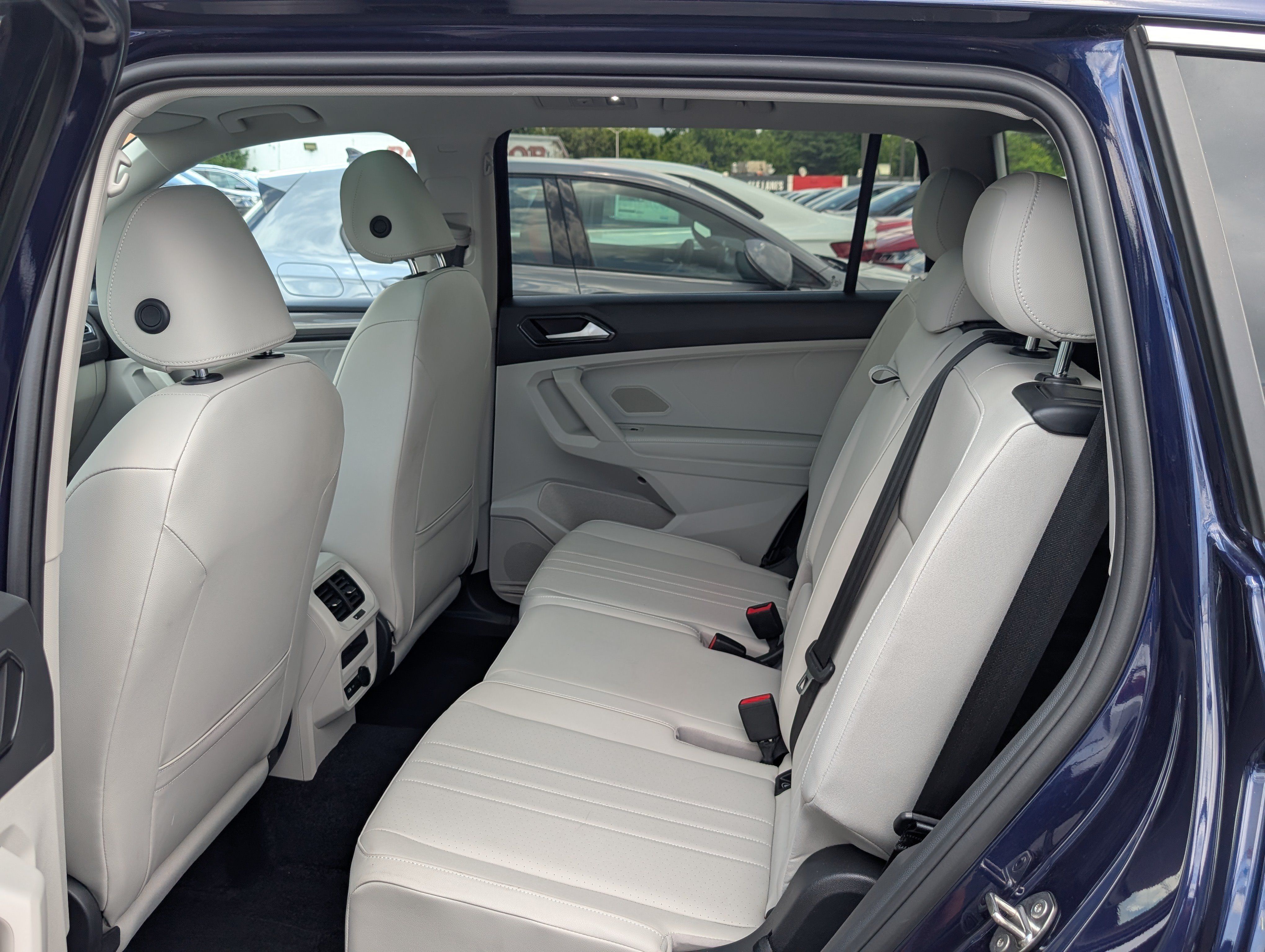 Used 2023 Volkswagen Tiguan SE w/ Panoramic Sunroof Package FWD image 15