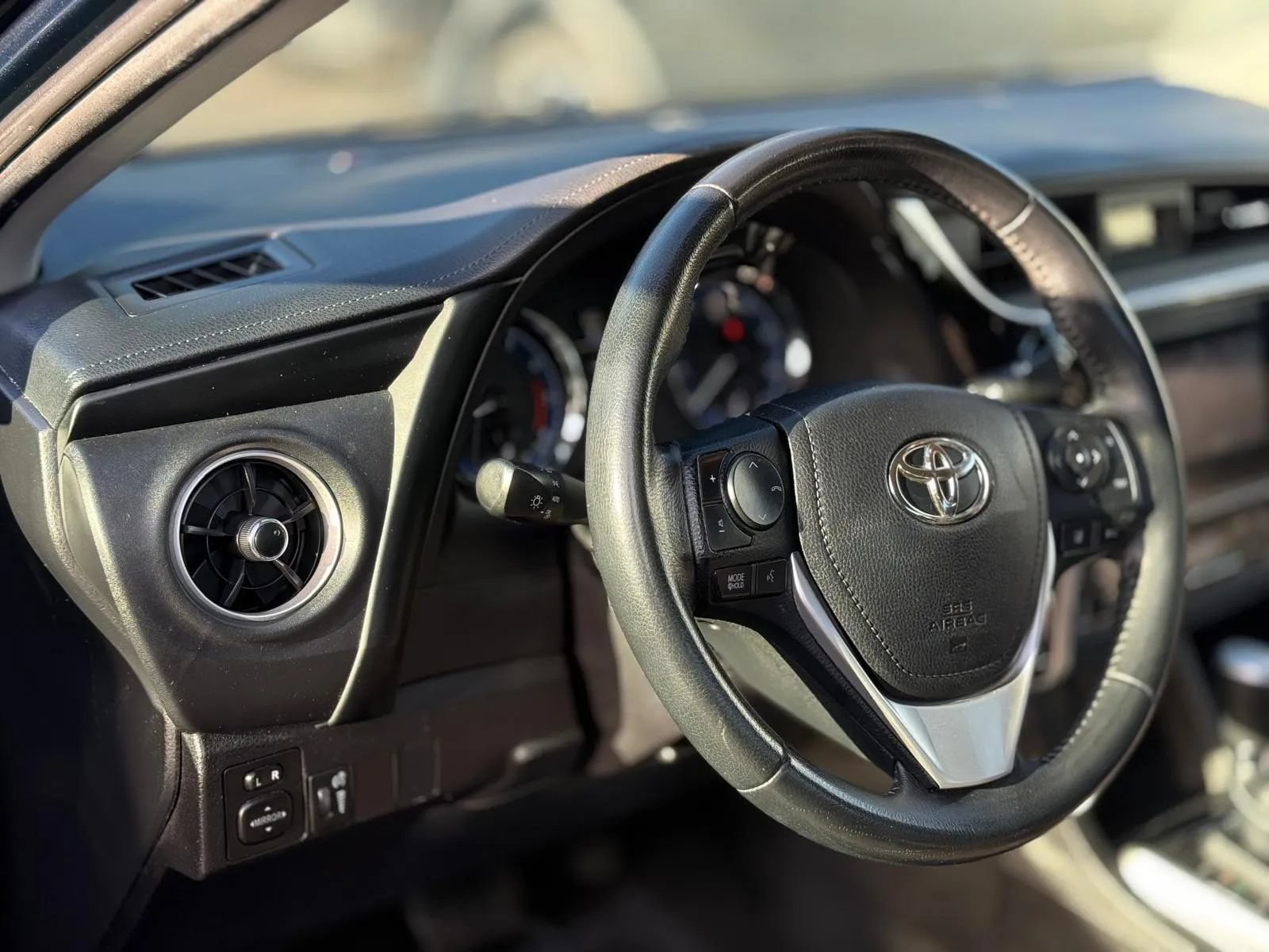 Used 2019 Toyota Corolla SE w/ Carpet Mat Package (TMS) FWD image 13