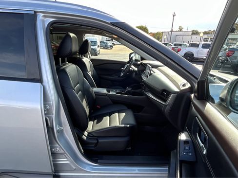 Used 2023 Nissan Rogue SV w/ SV Premium B Package image 16