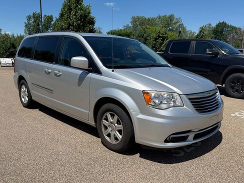 Used 2012 Chrysler Town & Country Touring w/ Entertainment Group #1 FWD image 3