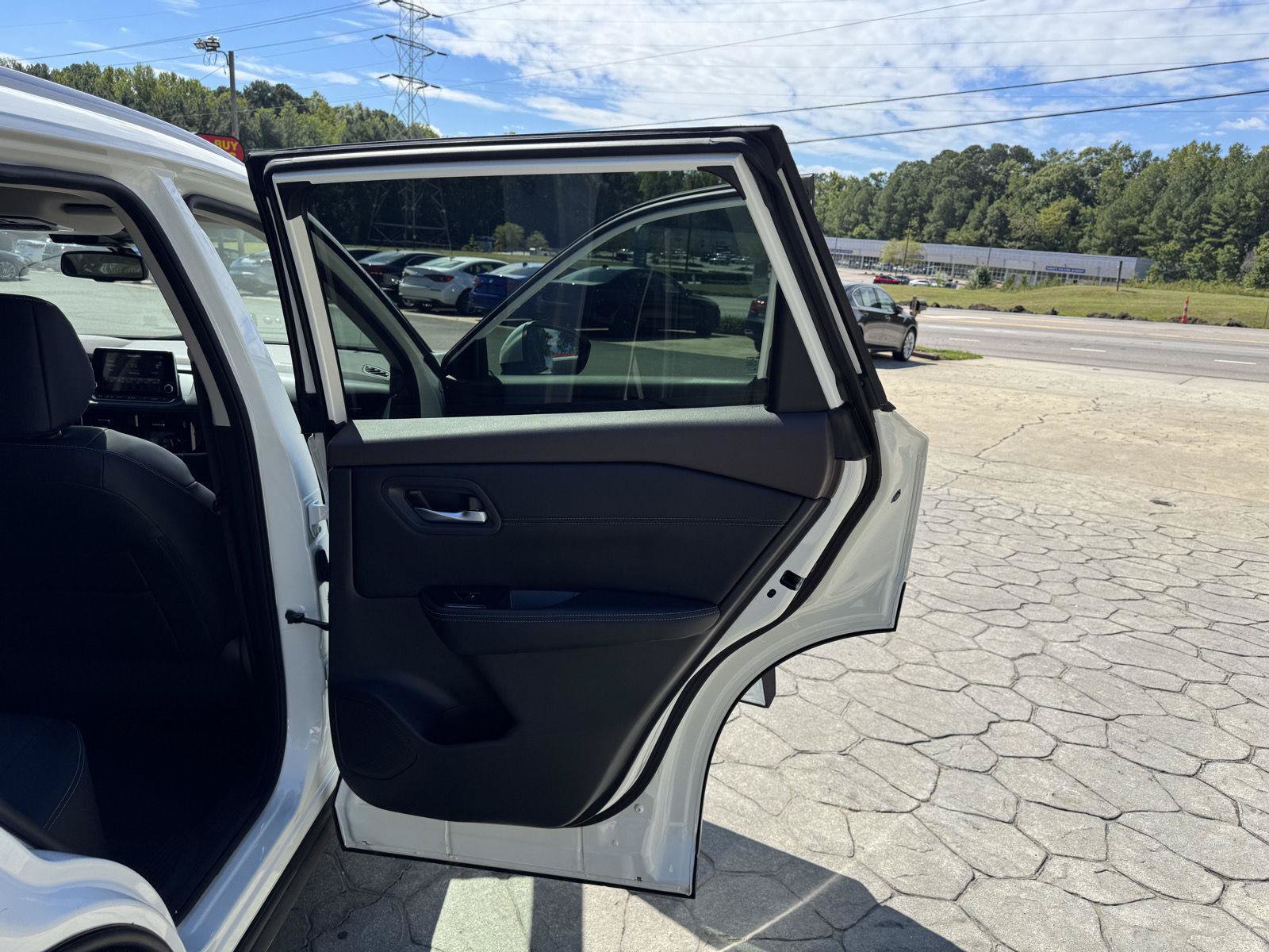 Used 2023 Nissan Rogue SL FWD image 16