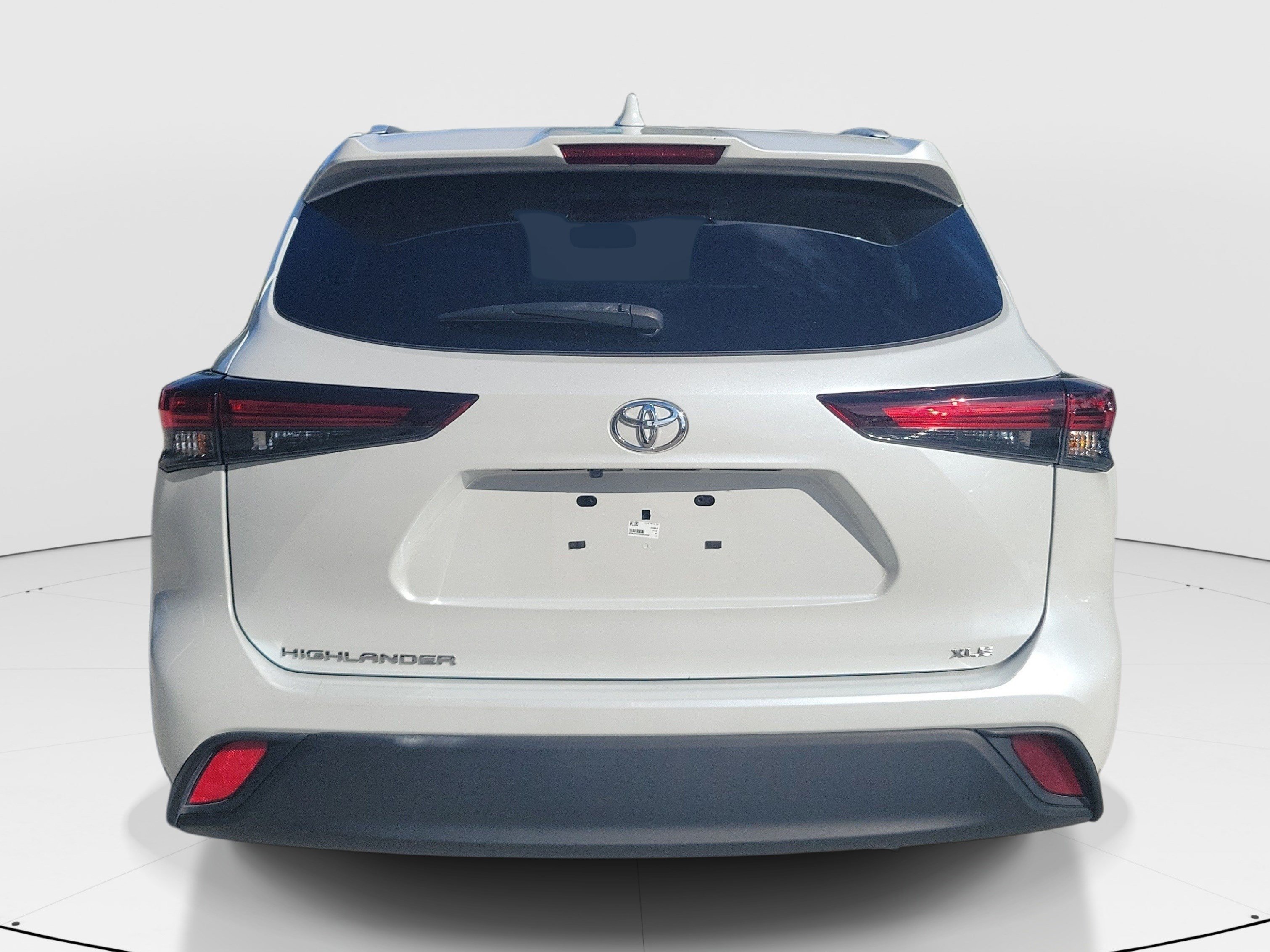 Used 2025 Toyota Highlander XLE FWD image 6