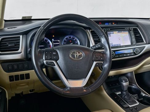 Used 2018 Toyota Highlander XLE image 18