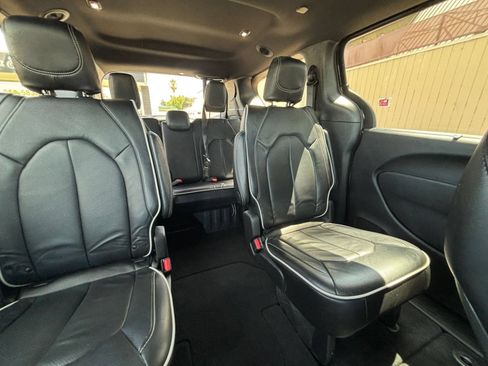 Used 2025 Chrysler Pacifica Limited FWD image 35