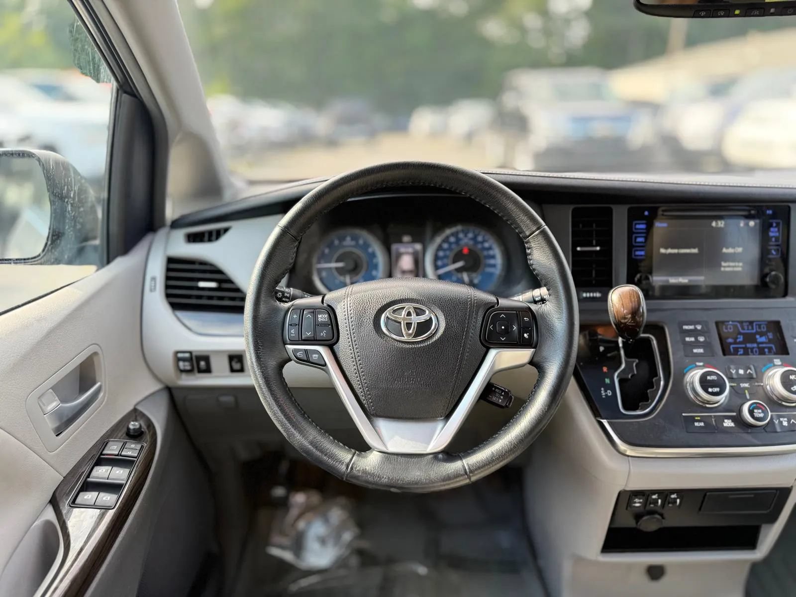 Used 2017 Toyota Sienna XLE w/ Outdoor Package FWD image 15