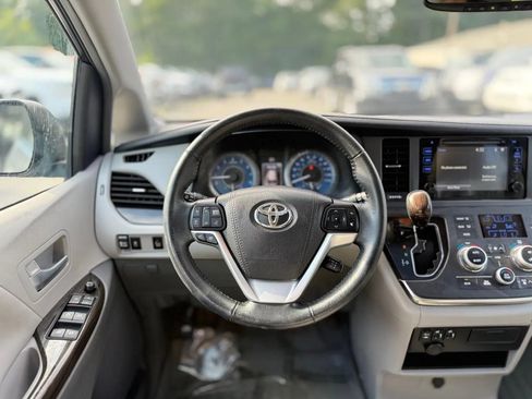 Used 2017 Toyota Sienna XLE w/ Outdoor Package FWD image 15