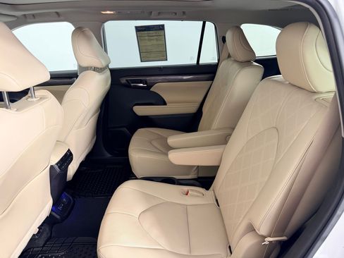 Used 2023 Toyota Highlander Platinum FWD image 21