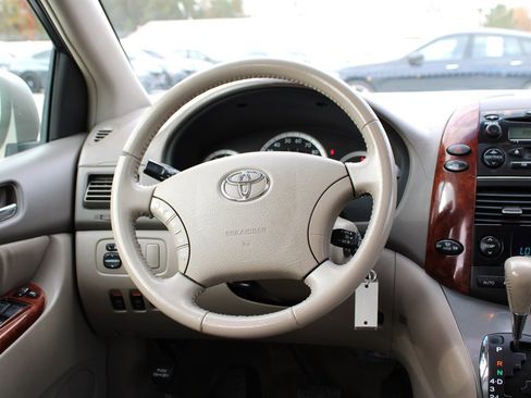 Used 2005 Toyota Sienna XLE image 13
