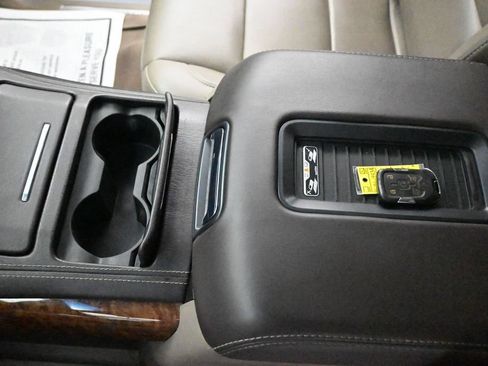 Used 2019 Chevrolet Suburban Premier AWD/4WD image 18