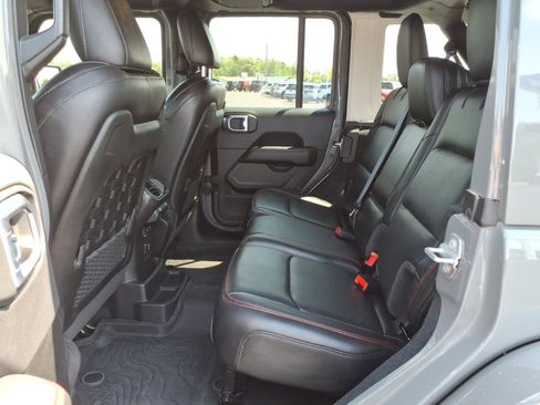 Used 2022 Jeep Wrangler Unlimited Rubicon w/ LED Lighting Group AWD/4WD image 14