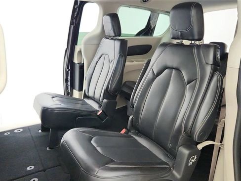 Used 2023 Chrysler Pacifica Touring-L FWD image 30