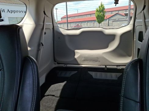 Used 2024 Chrysler Pacifica Touring-L FWD image 19