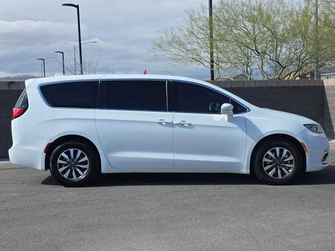 Used 2022 Chrysler Pacifica Touring-L image 10