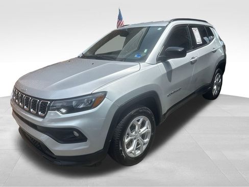 Used 2024 Jeep Compass Latitude AWD/4WD image 5
